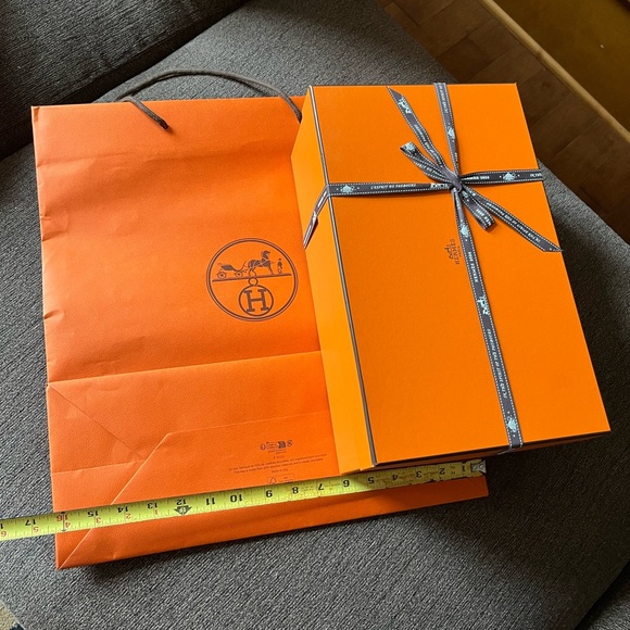 Hermes box and shopping bag bundle
Authentic, bought fr Paris early this yr2024 - Picture 6 of 11